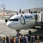 Cientos de afganos intentan huir del país en los aviones militares